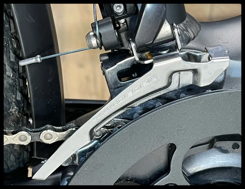 Giant Explore E+ 1 625 Electric Bike in Gunmetal Black-4